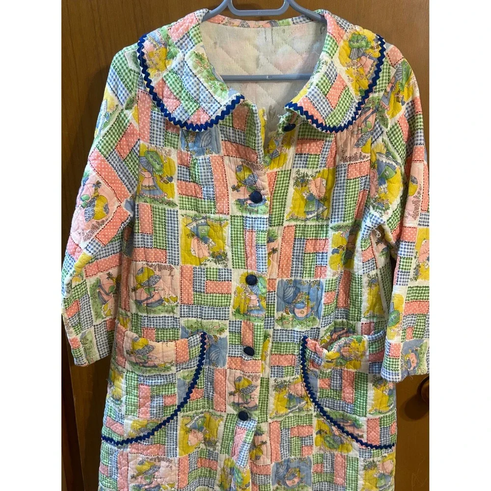 VTG Handmade Quilted House Coat Cottagecore Holly Hobbie Style Patchwork Robe‎